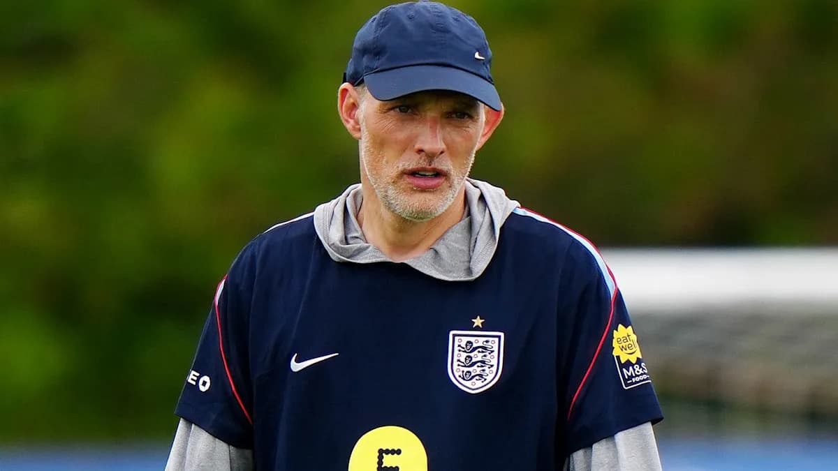 Entrenador dirigiendo sesión de entrenamiento de la selección Entrenador dirigiendo sesión de entrenamiento de la selección