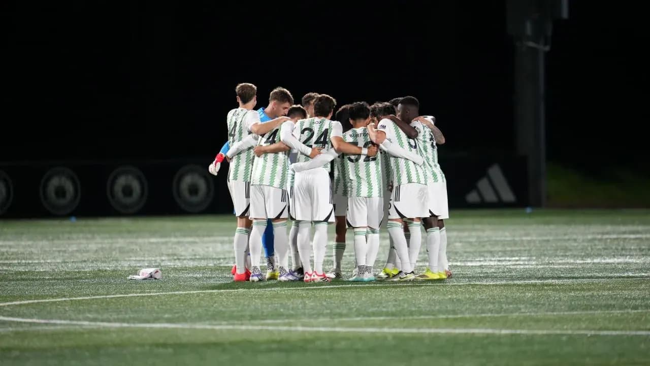 Equipo en círculo antes del partido Equipo en círculo antes del partido
