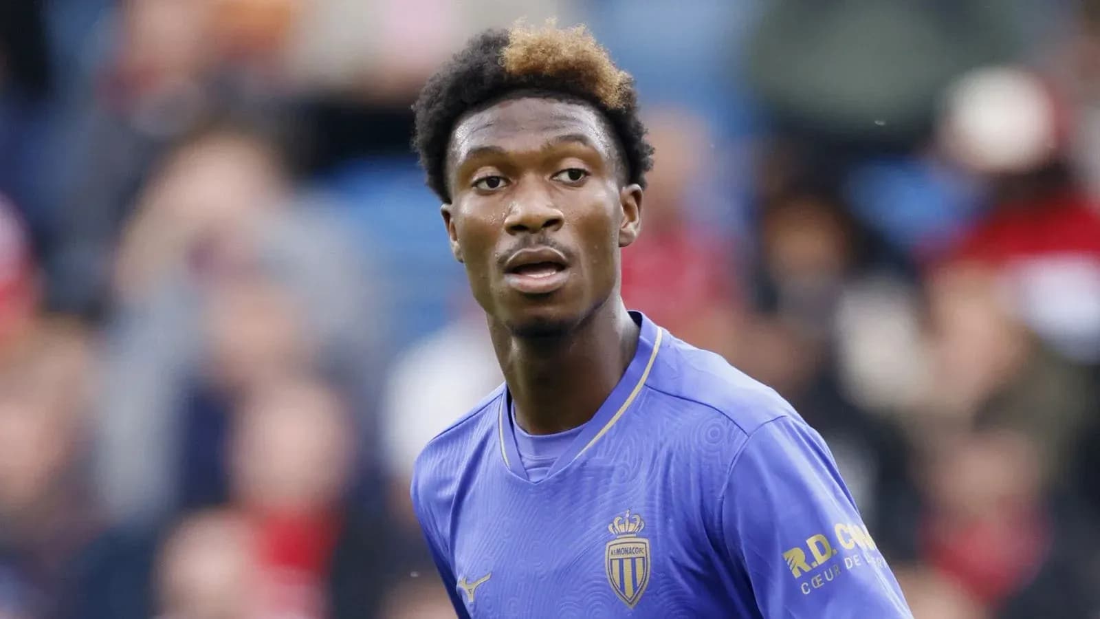 Jugador de AS Monaco en partido con camiseta morada Jugador de AS Monaco en partido con camiseta morada