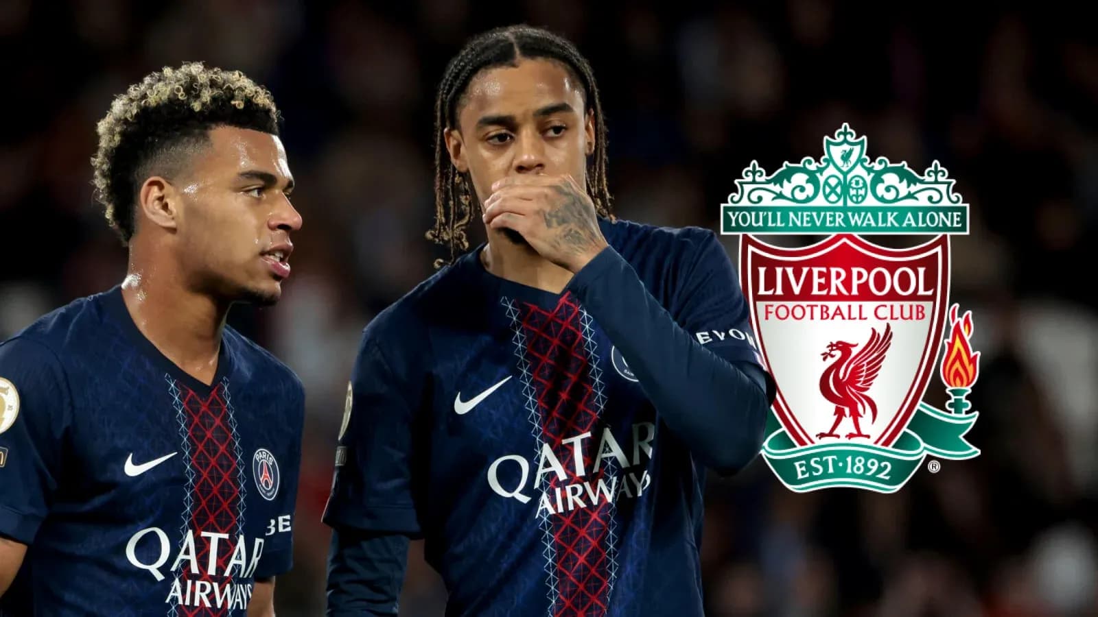 Jugadores de PSG conversando durante un partido Jugadores de PSG conversando durante un partido
