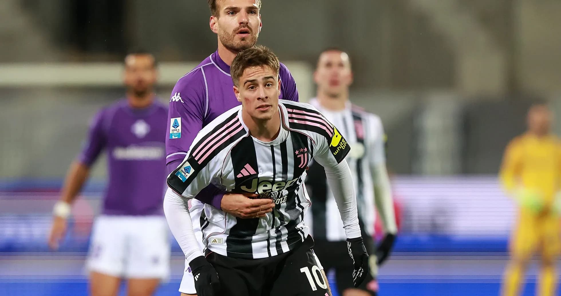 Jugadores de Juventus y Fiorentina en acción Jugadores de Juventus y Fiorentina en acción
