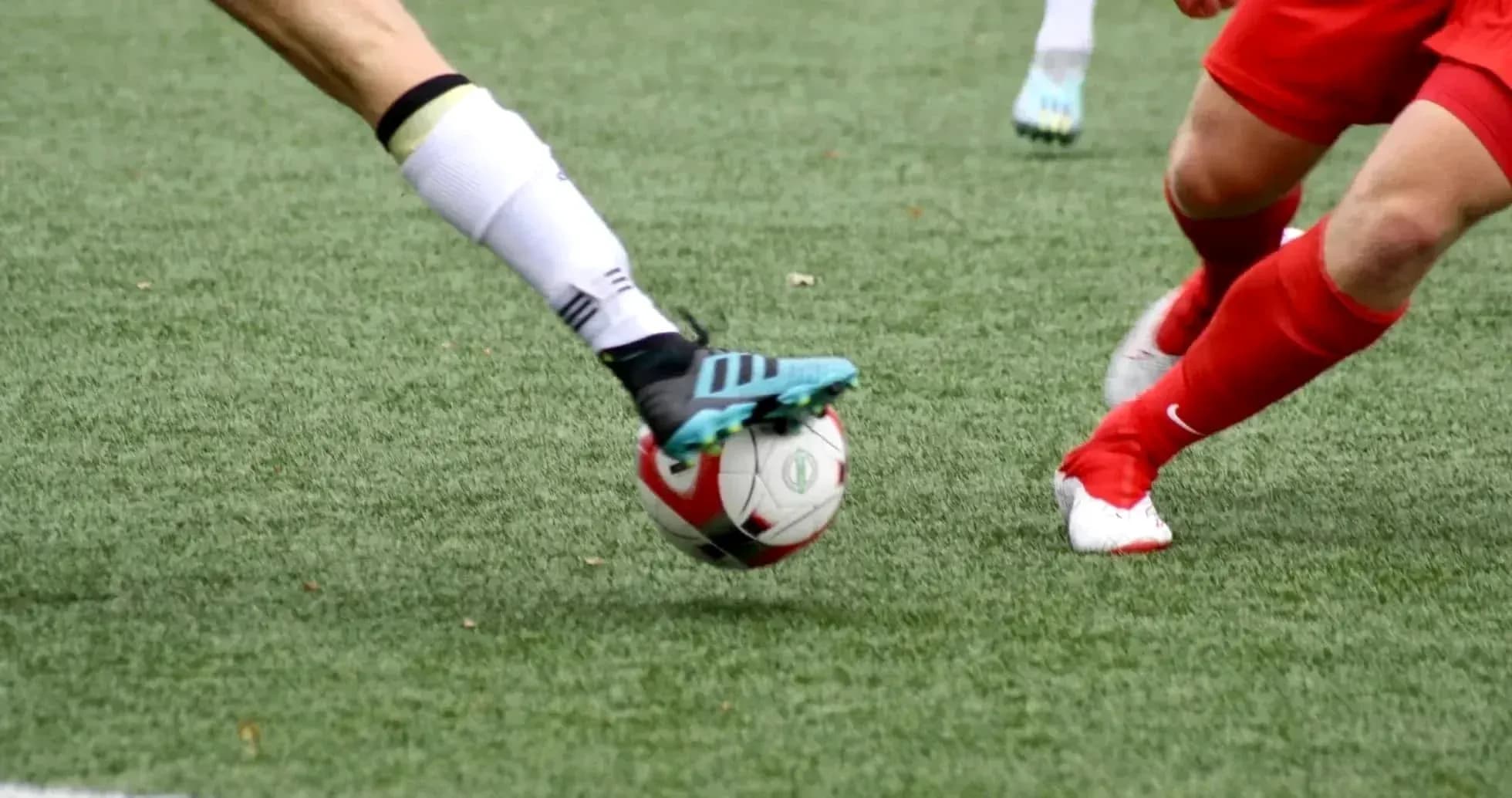 Jugadoras compitiendo por el balón en el fútbol Jugadoras compitiendo por el balón en el fútbol