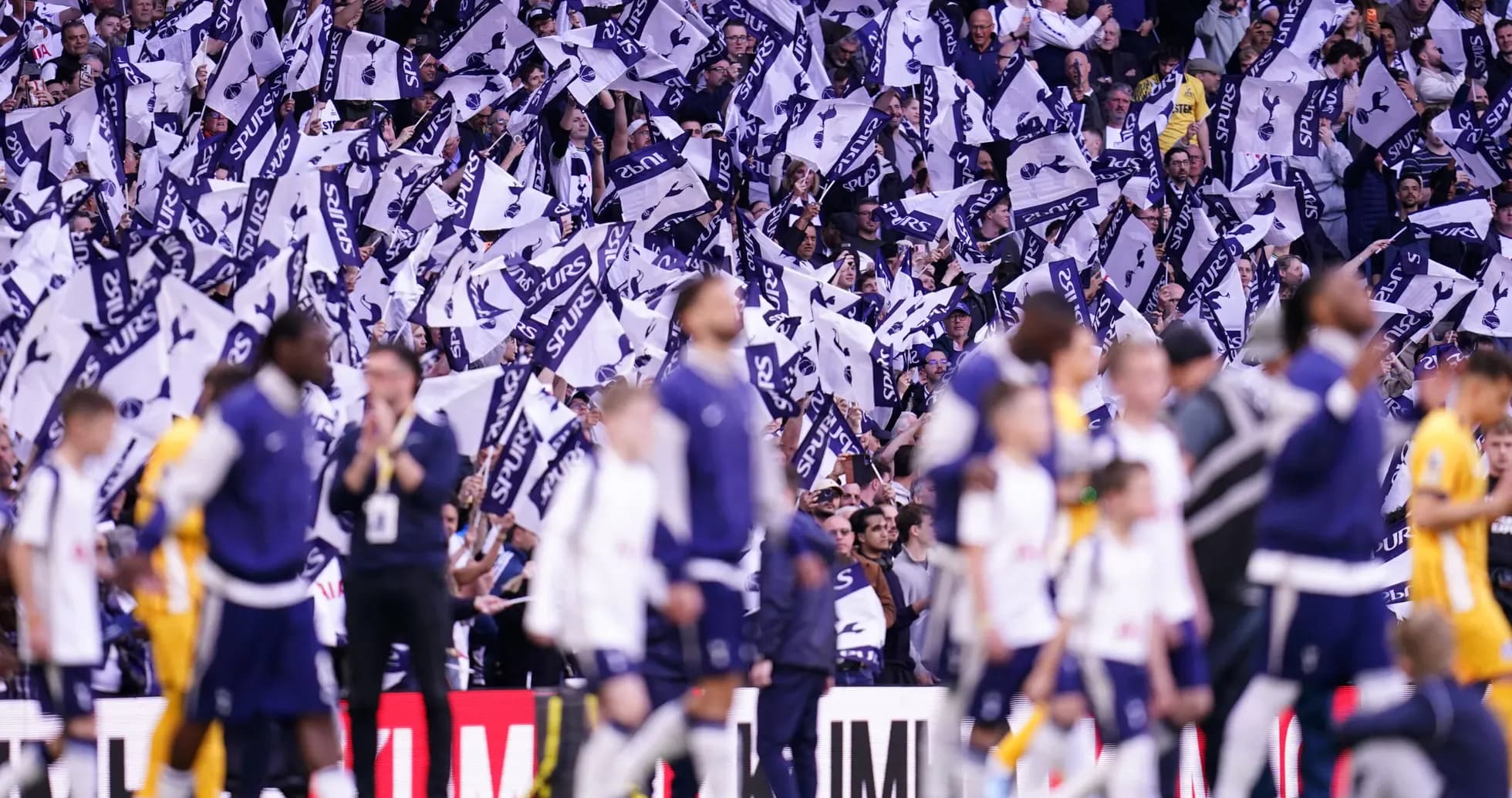 Aficionados de Tottenham con banderas en el estadio Aficionados de Tottenham con banderas en el estadio