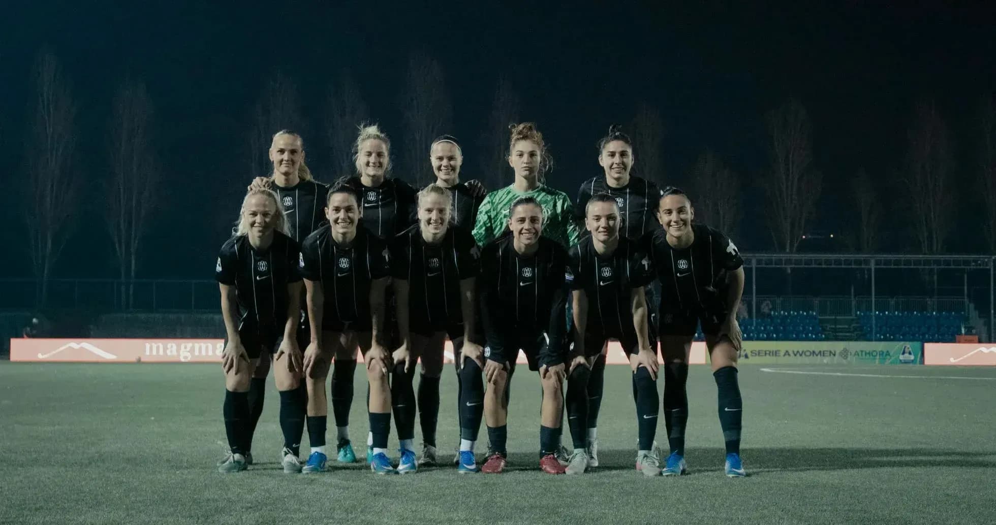 Equipo de fútbol femenino posando en el campo Equipo de fútbol femenino posando en el campo